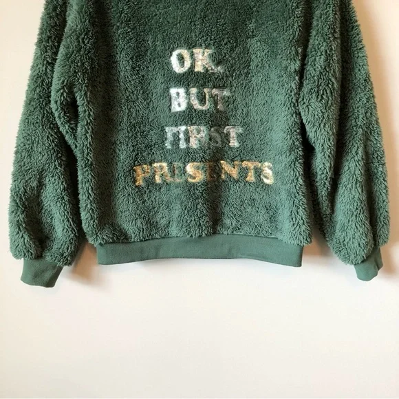 ✨$8 CLEAR-OUT✨ Bluenotes Sherpa Christmas Holiday Ok But First Presents Sweater - Picture 4 of 12
